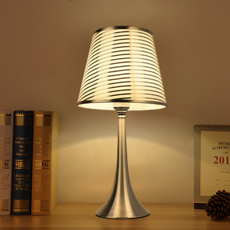 Traditionelle Bauernhaus Eisen Stoff Multi-Stil 1-Licht Tischlampe 