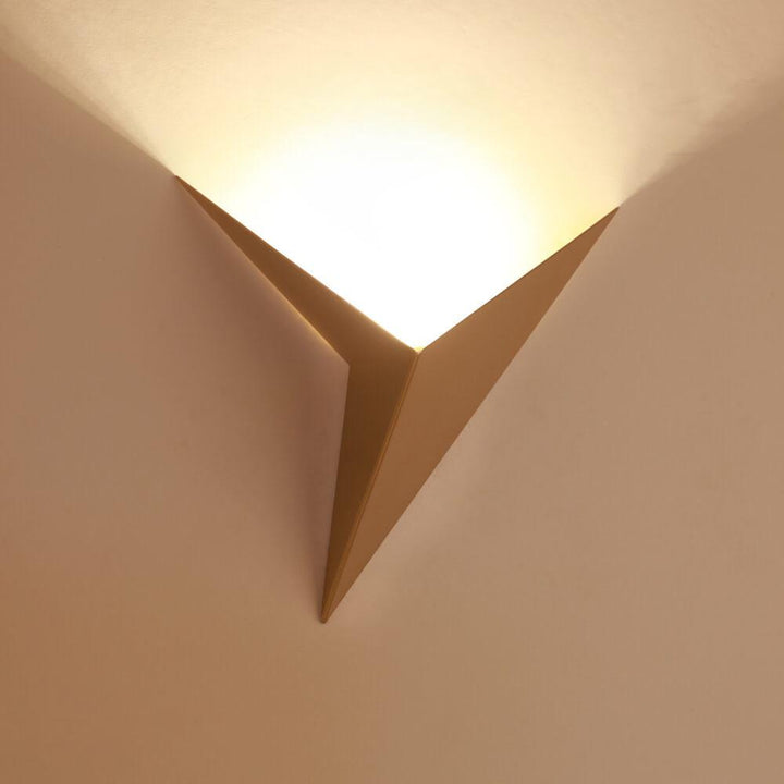 Lampes murales LED à 1 lumière en forme de triangle en métal moderne 