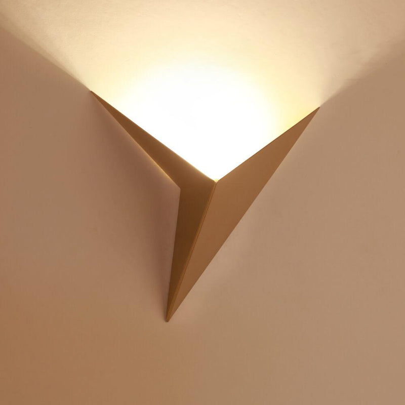 Moderne dreieckige 1-Licht-LED-Wandleuchte in Metallform 