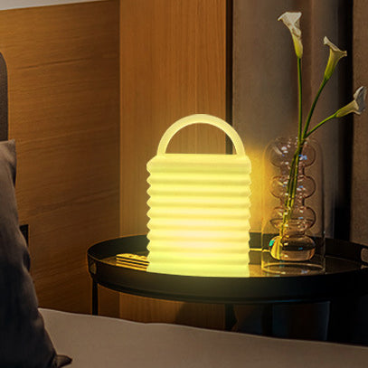 Moderne Art-Deco-Plastik-Bunte-Tote-Bag-Form-LED-Dekorative-Tischlampe 