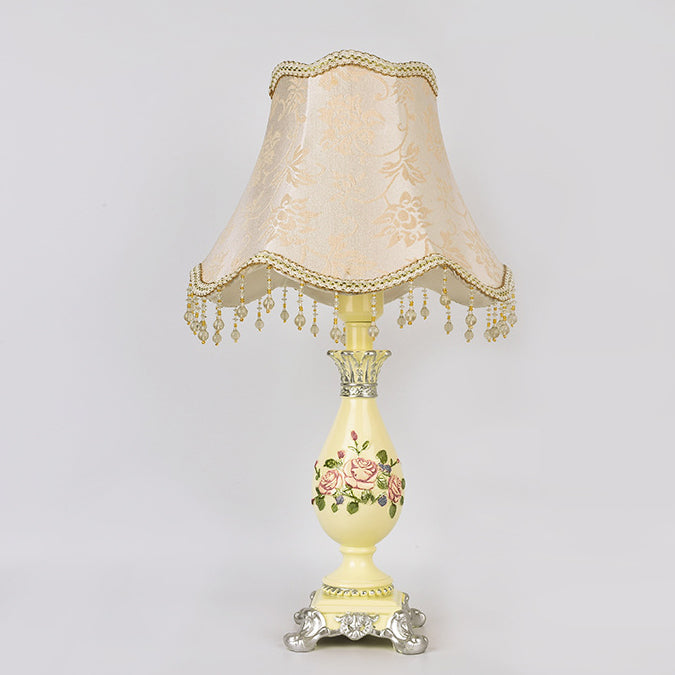 Europäischer Stil Hof Stoff Kuppel 1-Licht Tischlampe 