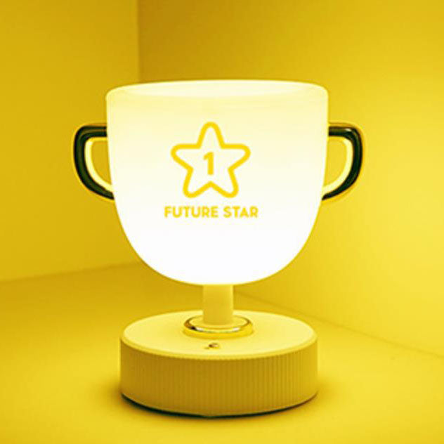 Kreative Trophäenbecher LED Nachtlicht USB Tischlampe 