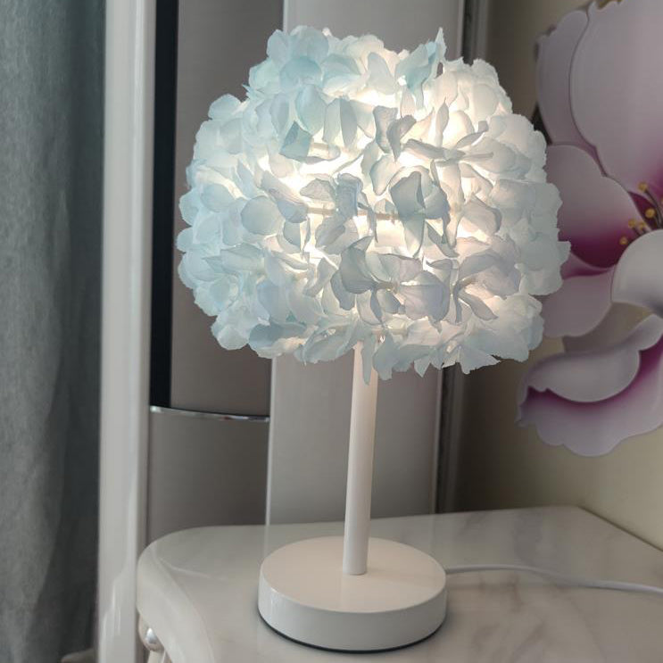 Moderne kreative Stoffblumenball 1-Licht Tischlampe 