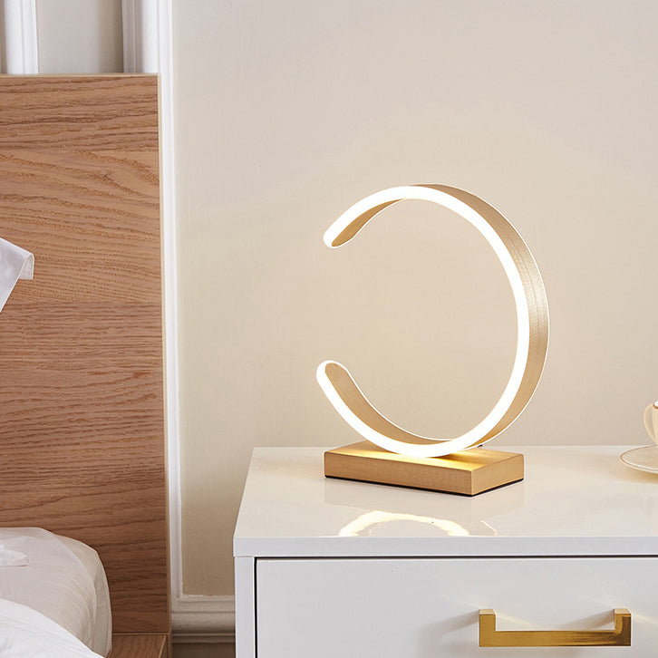 مصباح طاولة LED على شكل حرف C الفاخر الإبداعي من نورديك 