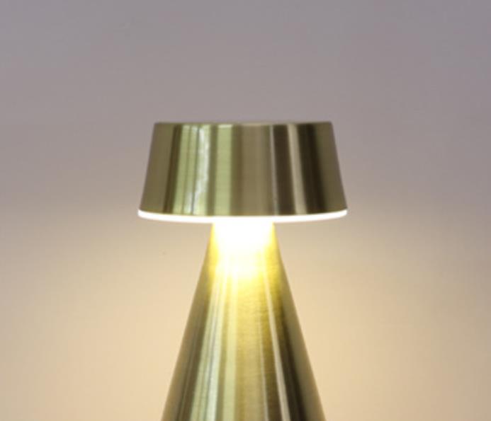 Einfache, kreative, sich verjüngende Eisen-USB-Lade-LED-dekorative Tischlampe