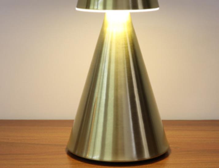 Lampe de table décorative LED à chargement USB en fer effilé créatif simple 