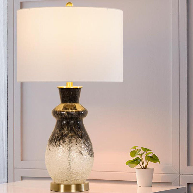European Luxury Fabric Flame Schwarz-Weiß-Glas-Tischlampe mit 1 Leuchte