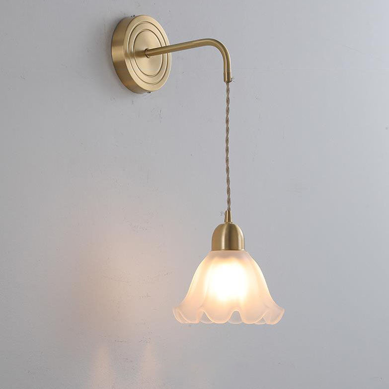 Moderne nordische 1-flammige Wandleuchte aus Glas in Blumenblatt-Optik und Kupfer für das Schlafzimmer 
