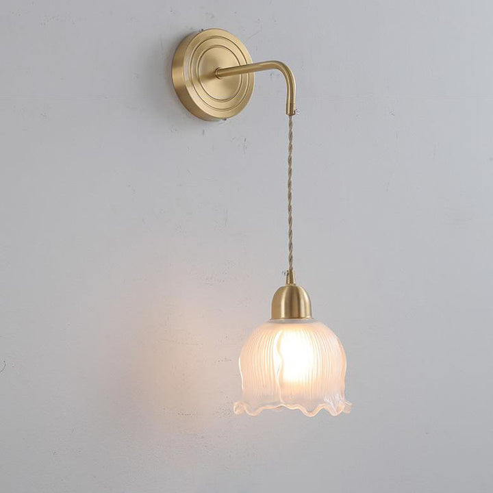 Moderne nordische 1-flammige Wandleuchte aus Glas in Blumenblatt-Optik und Kupfer für das Schlafzimmer 