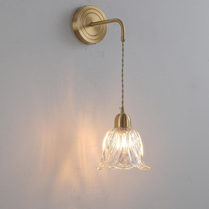 Moderne nordische 1-flammige Wandleuchte aus Glas in Blumenblatt-Optik und Kupfer für das Schlafzimmer 