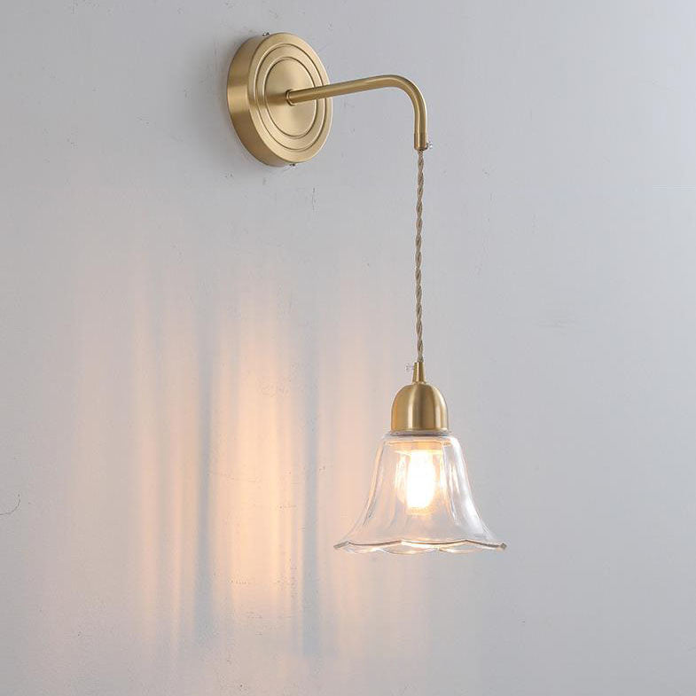 Moderne nordische 1-flammige Wandleuchte aus Glas in Blumenblatt-Optik und Kupfer für das Schlafzimmer 