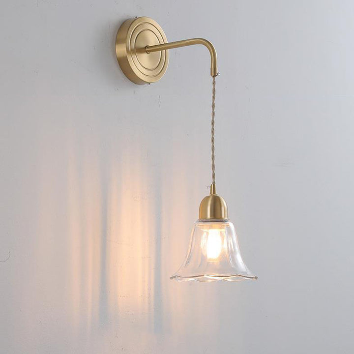 Moderne nordische 1-flammige Wandleuchte aus Glas in Blumenblatt-Optik und Kupfer für das Schlafzimmer 