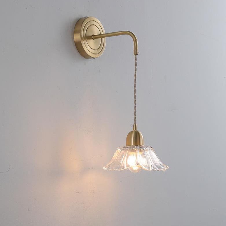 Moderne nordische 1-flammige Wandleuchte aus Glas in Blumenblatt-Optik und Kupfer für das Schlafzimmer 