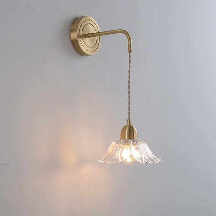 Moderne nordische 1-flammige Wandleuchte aus Glas in Blumenblatt-Optik und Kupfer für das Schlafzimmer 