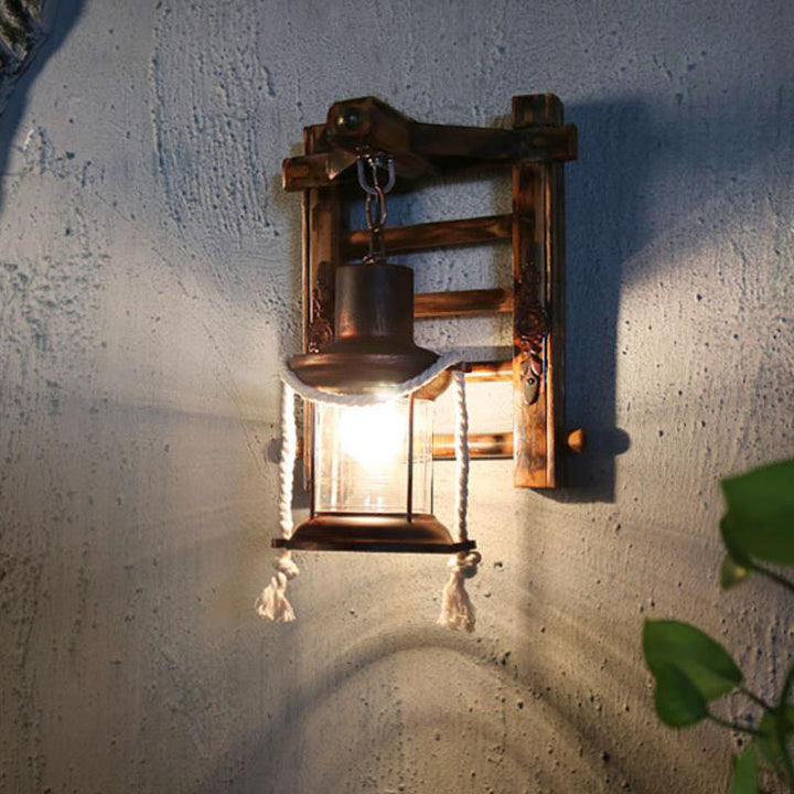 Aplique de pared de 1 luz estilo industrial contemporáneo con lámpara de queroseno, cuerda de cáñamo, base de bambú y cordel de hierro 