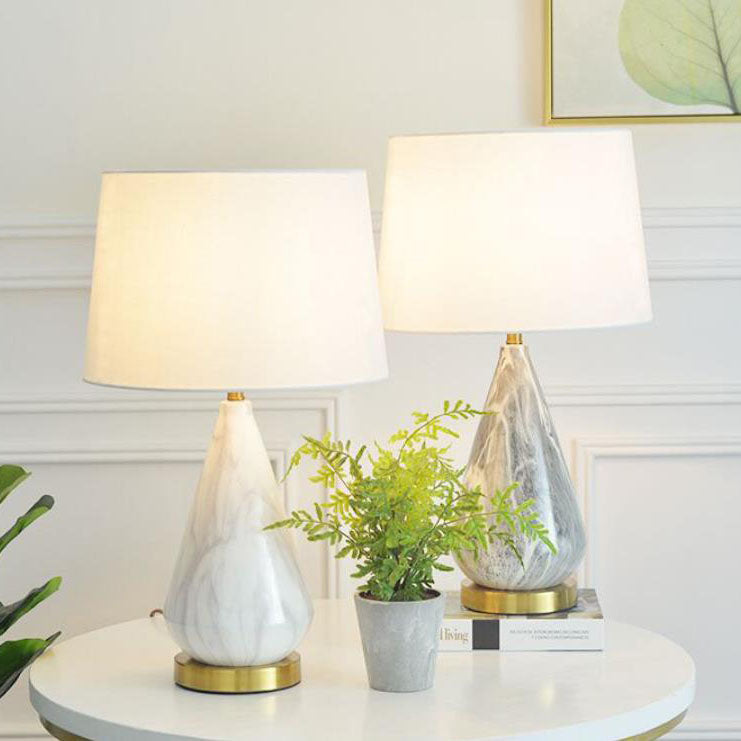 Moderne minimalistische Tischlampe mit konischem Keramiksockel und Stoffschirm, 1-flammig, für Wohnzimmer &amp; Schlafzimmer 