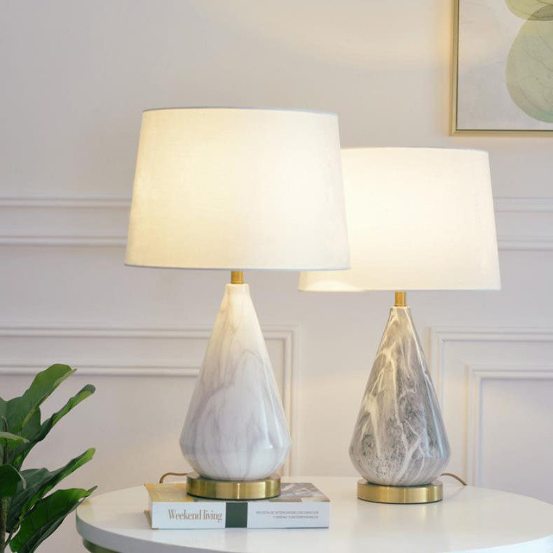 Lámpara de Mesa de 1 Luz de Cerámica Cónica Minimalista Nórdica de Mármol y Tela 