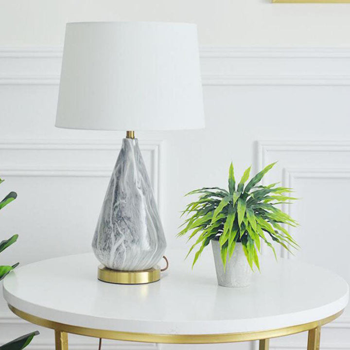Moderne minimalistische Tischlampe mit konischem Keramiksockel und Stoffschirm, 1-flammig, für Wohnzimmer &amp; Schlafzimmer 
