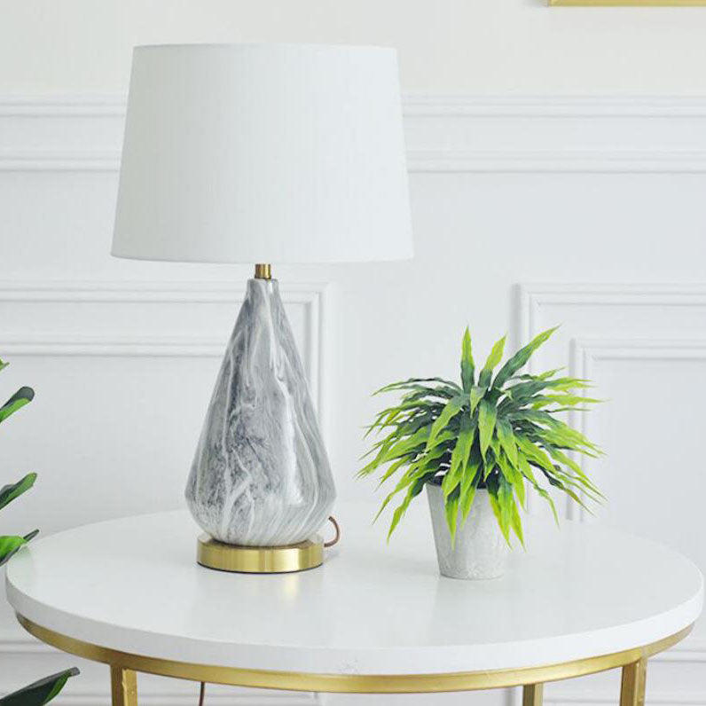 Lámpara de Mesa de 1 Luz de Cerámica Cónica Minimalista Nórdica de Mármol y Tela 