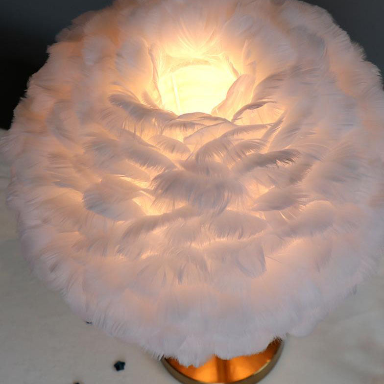 Lámpara de mesa contemporánea y creativa de hierro con plumas, cristal redondo y borlas, de 1 luz, para dormitorio 