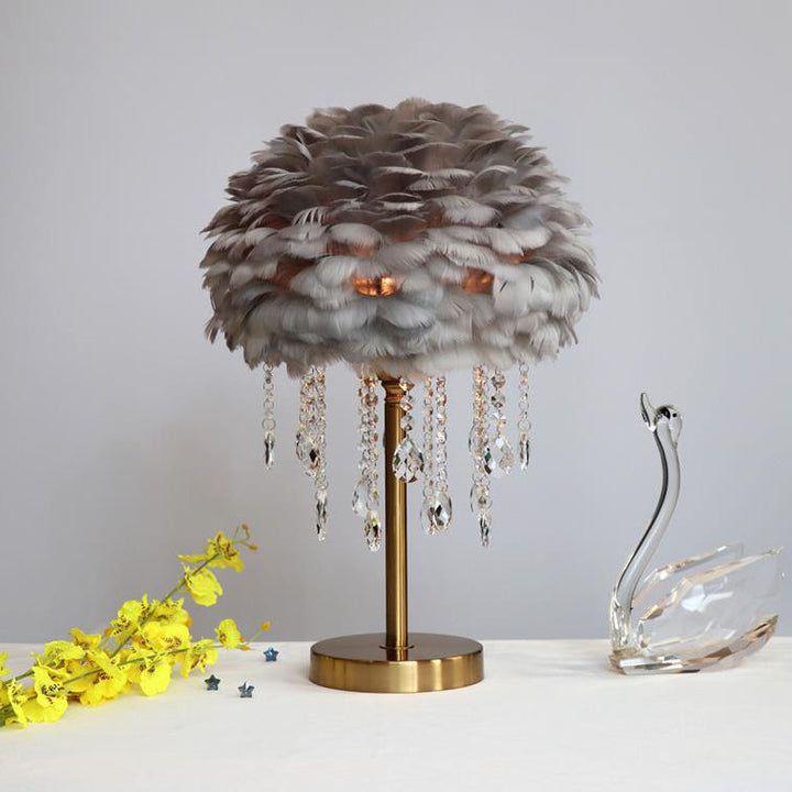 Lámpara de mesa contemporánea y creativa de hierro con plumas, cristal redondo y borlas, de 1 luz, para dormitorio 
