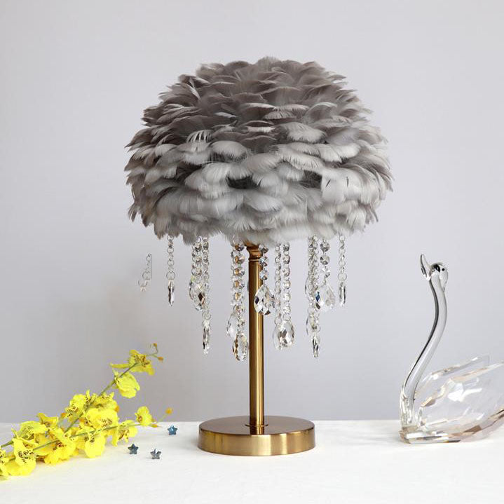 Lámpara de mesa contemporánea y creativa de hierro con plumas, cristal redondo y borlas, de 1 luz, para dormitorio 