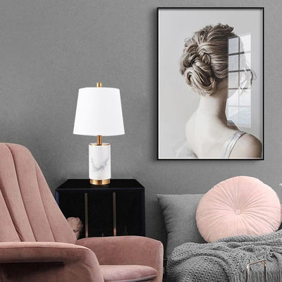 Lampe de table à 1 lumière avec base en colonne de marbre et abat-jour en tissu de luxe nordique 