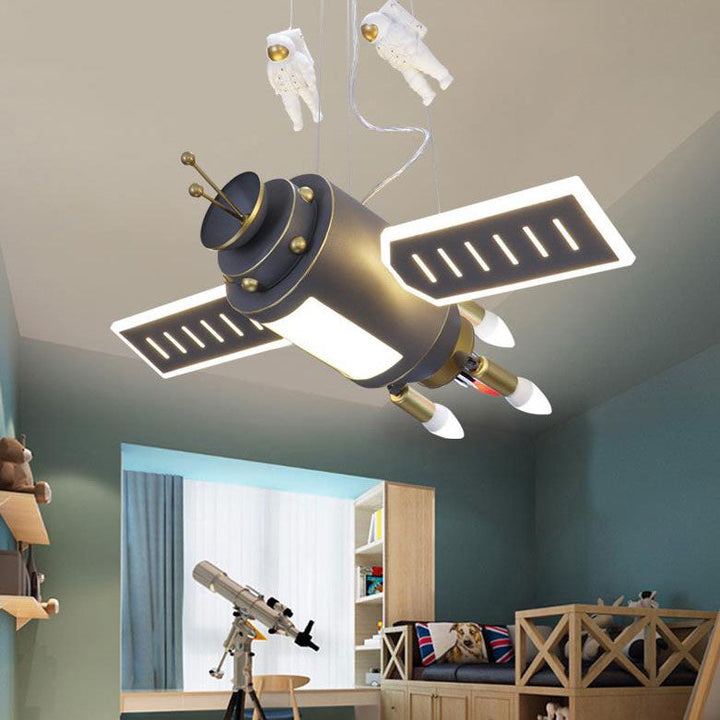 Lámpara de araña contemporánea creativa de hierro y resina con satélite espacial y astronauta de 4 luces para dormitorio 