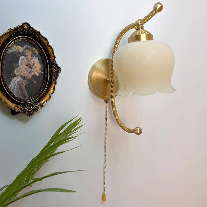 Aplique de pared de 1 luz con pantalla de vidrio floral de arco de cobre tradicional provincial francés para dormitorio 