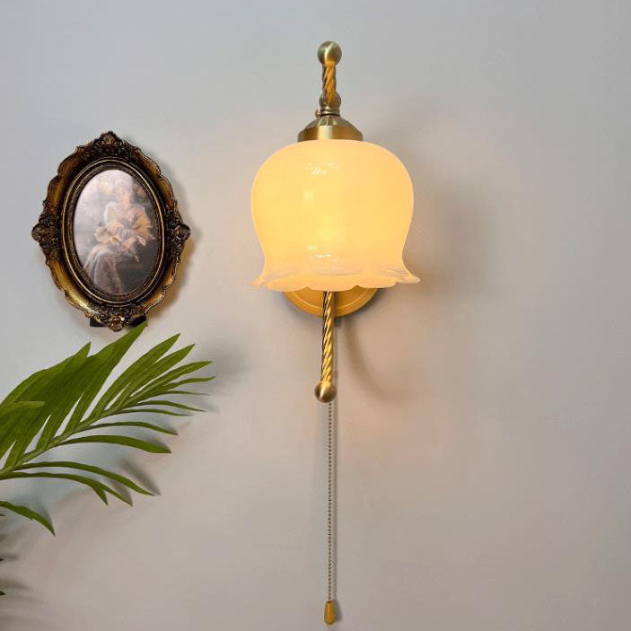 Aplique de pared de 1 luz con pantalla de vidrio floral de arco de cobre tradicional provincial francés para dormitorio 
