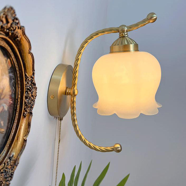Aplique de pared de 1 luz con pantalla de vidrio floral de arco de cobre tradicional provincial francés para dormitorio 
