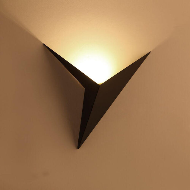 Lampes murales LED à 1 lumière en forme de triangle en métal moderne 