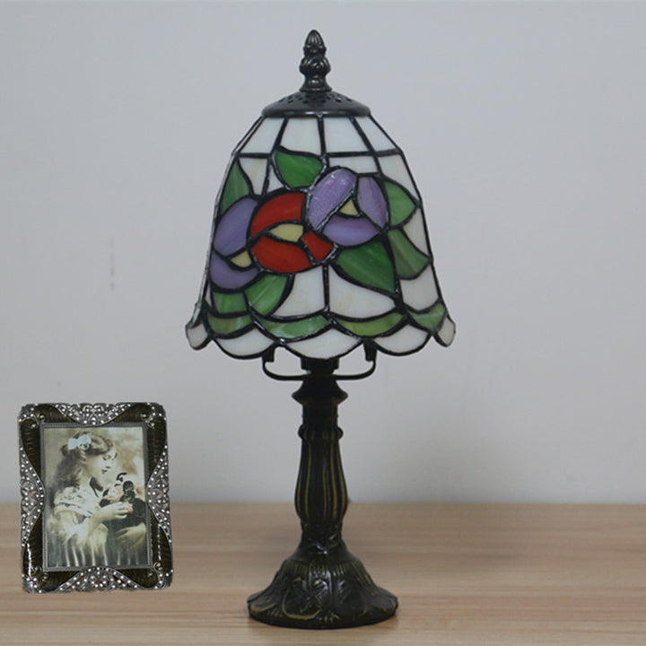 Lámpara de mesa Tiffany tradicional redonda de aleación y vidrio con pantalla cónica tipo domo de 1 luz para dormitorio 