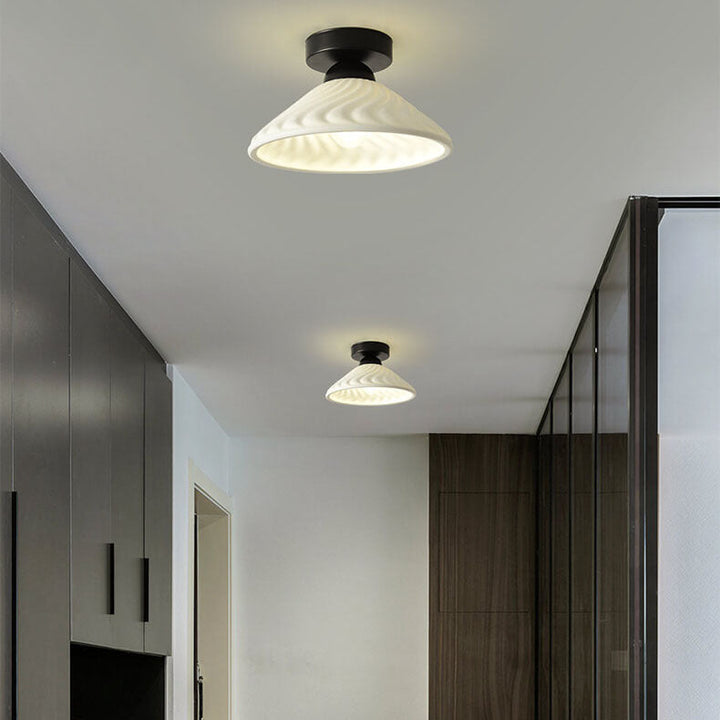 Moderne minimalistische halbhohe Deckenleuchte mit 1 Flamme aus strukturiertem Eisen und Keramik in Kegel- und Rundform für das Wohnzimmer 