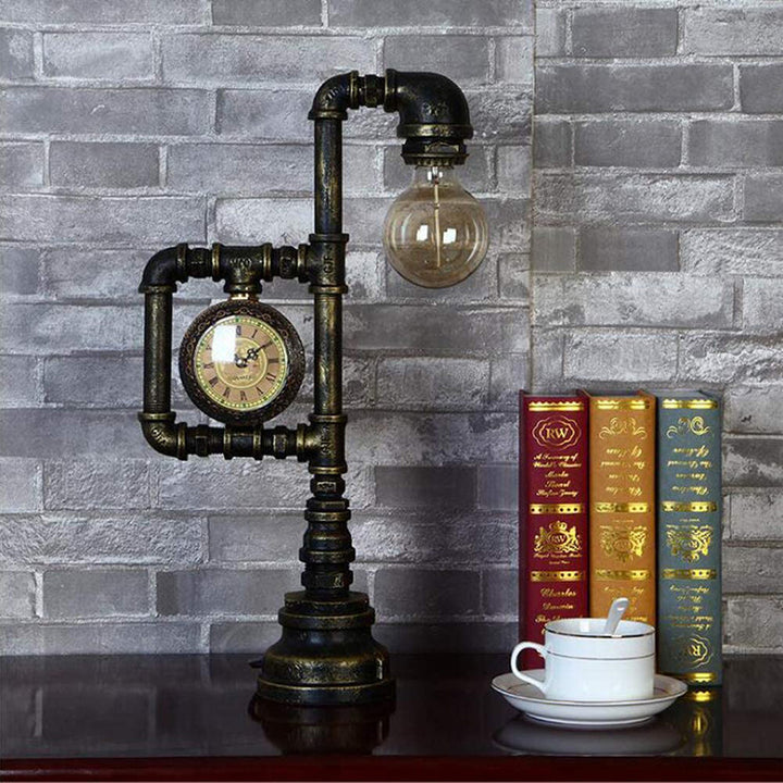Lampe de table 1 lumière avec horloge industrielle vintage en fer et plomberie 
