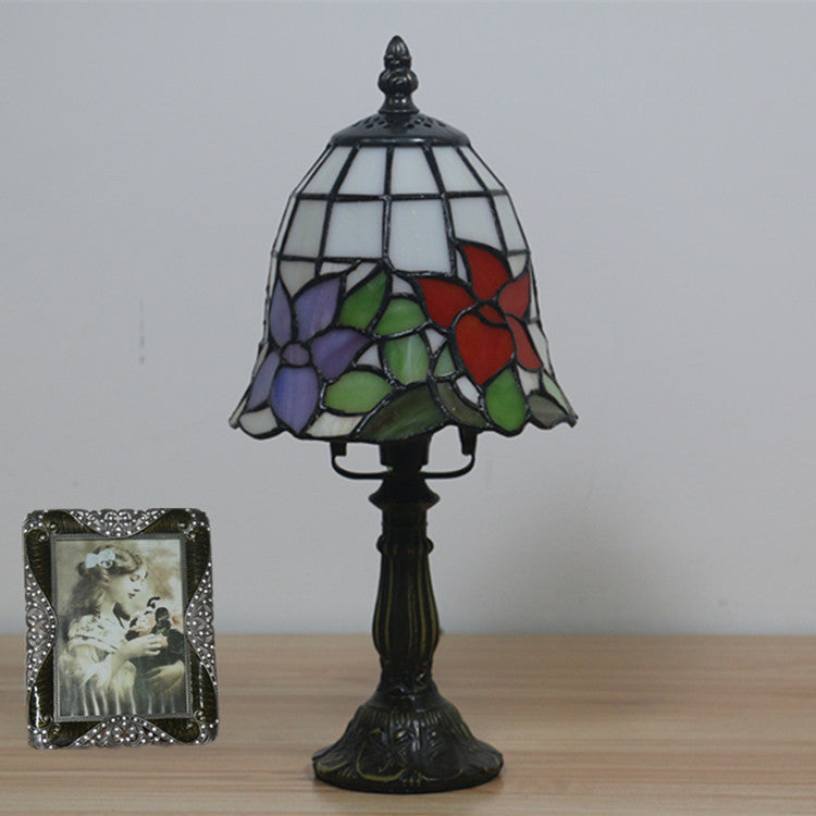Lámpara de mesa Tiffany tradicional redonda de aleación y vidrio con pantalla cónica tipo domo de 1 luz para dormitorio 