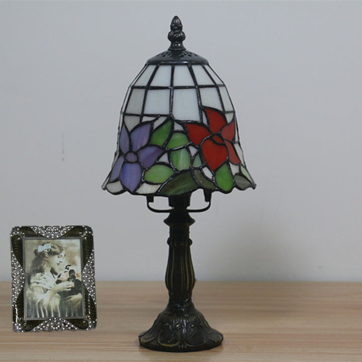 Lámpara de mesa Tiffany tradicional redonda de aleación y vidrio con pantalla cónica tipo domo de 1 luz para dormitorio 