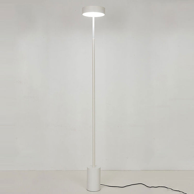 مصباح أرضي LED بعمود بسيط على الطراز الإسكندنافي 