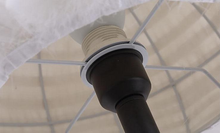 Moderne Tischlampe mit einem Globus und einer Schwanenfeder 