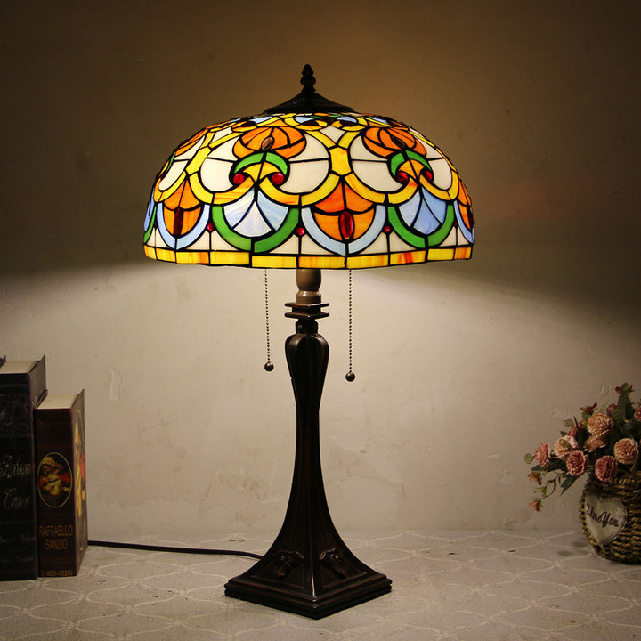 Traditionelle 2-flammige Tiffany-Tischlampe aus Buntglas mit konischem Zugschalter für das Schlafzimmer 