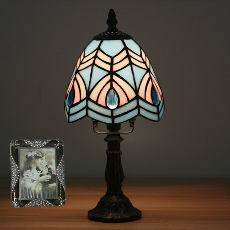 Lámpara de mesa Tiffany tradicional redonda de aleación y vidrio con pantalla cónica tipo domo de 1 luz para dormitorio 