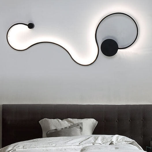 Moderne lange Aluminium-Schlangenform 1-Licht gebogene LED-Wandleuchte 