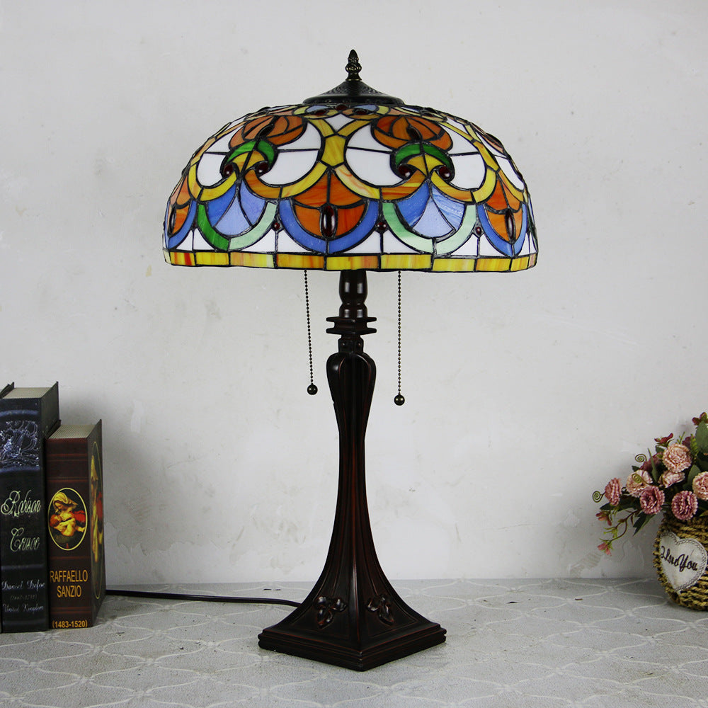 Traditionelle 2-flammige Tiffany-Tischlampe aus Buntglas mit konischem Zugschalter für das Schlafzimmer 