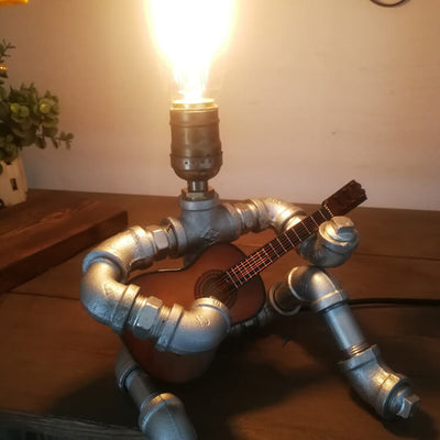 Industrielle Sanitär-Gitarren-Roboter-1-Licht-Tischlampe