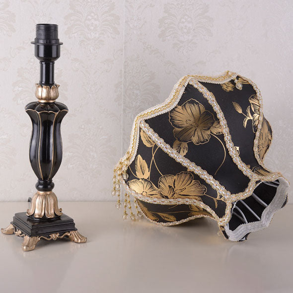 Traditionelle europäische 1-flammige Tischlampe aus Harz mit Stoff-Konuslampenschirm und Quaste fürs Schlafzimmer 
