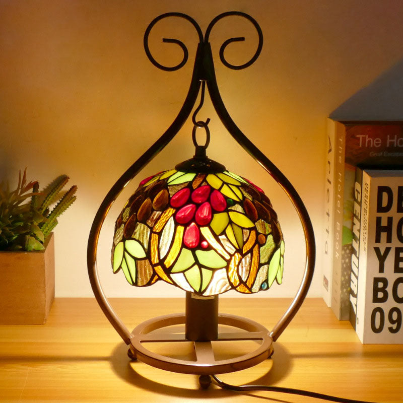Tiffany-Tischlampe im traditionellen europäischen Stil mit herzförmigem Buntglas und Eisen, 1-flammig, für das Schlafzimmer 