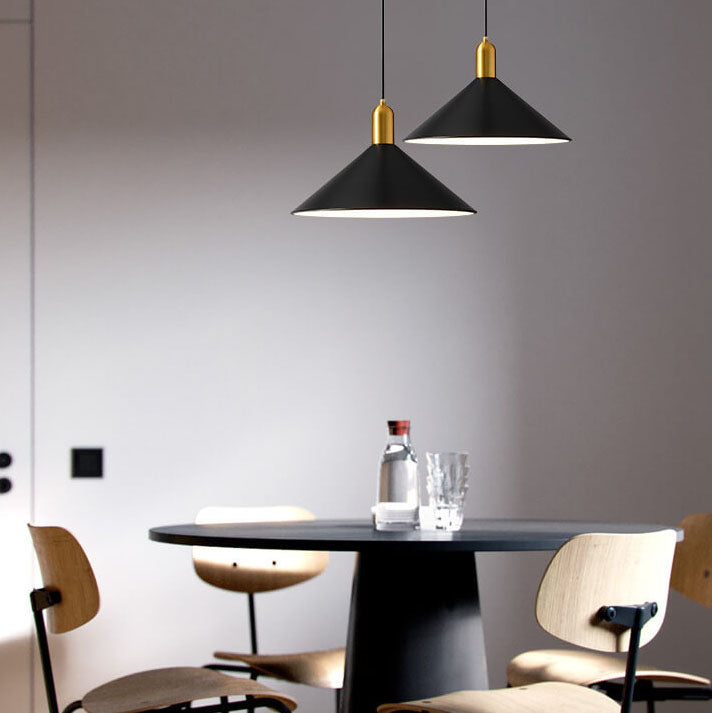 Moderne minimalistische Pendelleuchte aus Eisen mit dreieckigem Kegelschirm, 1-flammig, für das Wohnzimmer 