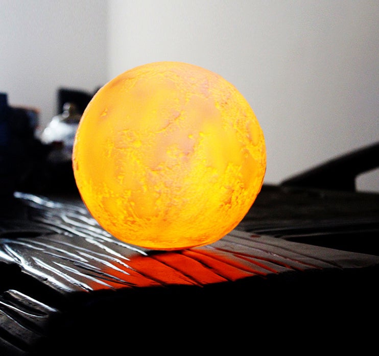 Lampe de table créative à 1 lumière LED rechargeable en forme de lune imprimée en 3D 