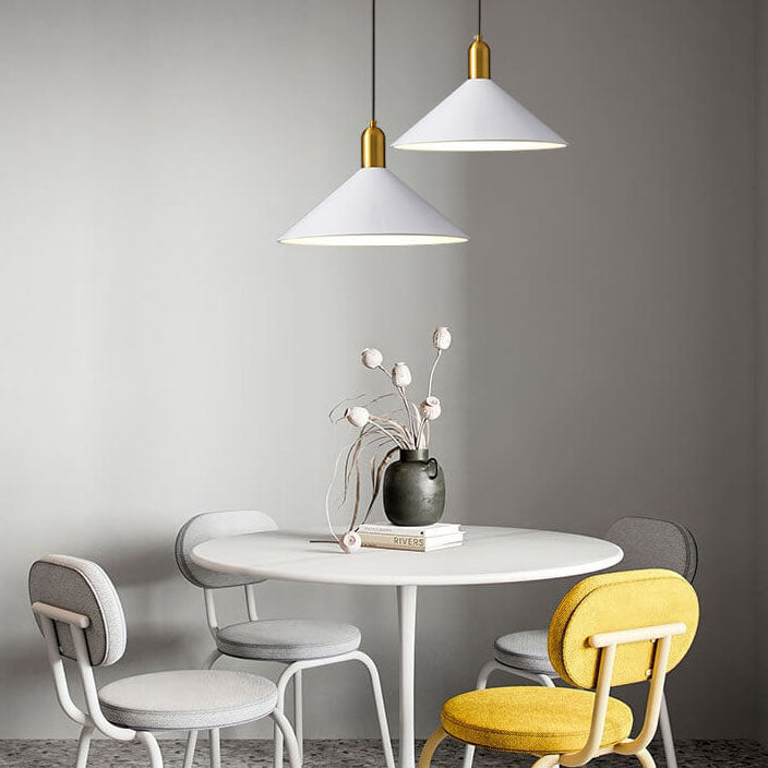 Moderne minimalistische Pendelleuchte aus Eisen mit dreieckigem Kegelschirm, 1-flammig, für das Wohnzimmer 