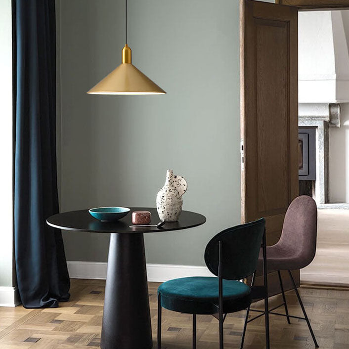 Moderne minimalistische Pendelleuchte aus Eisen mit dreieckigem Kegelschirm, 1-flammig, für das Wohnzimmer 